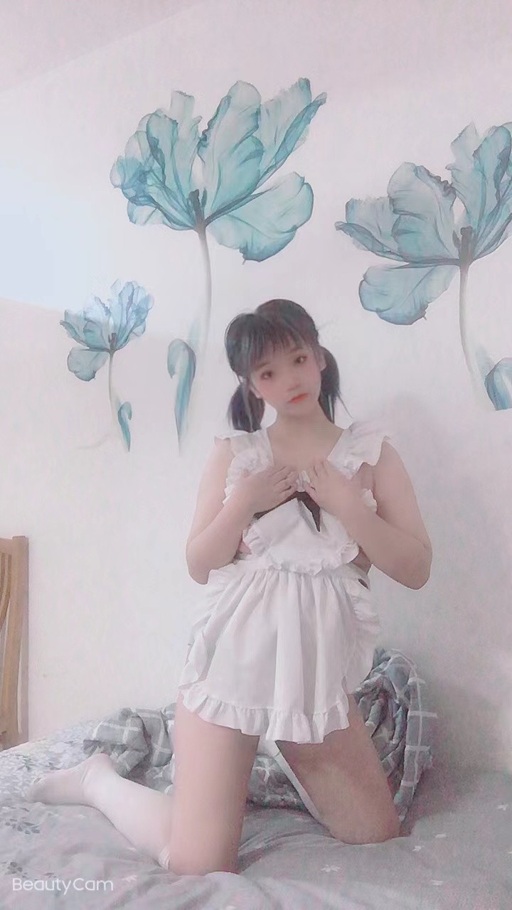 00后可爱大胸妹子接吻很爽