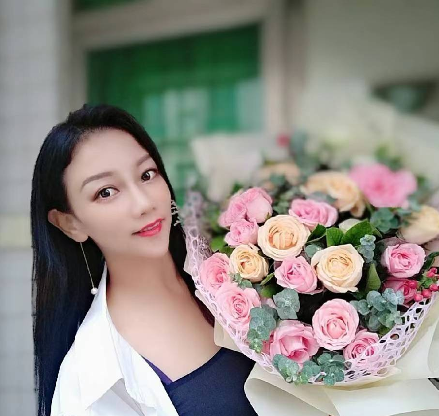 肇庆会所出身的单干巨乳少妇，一只手握不住