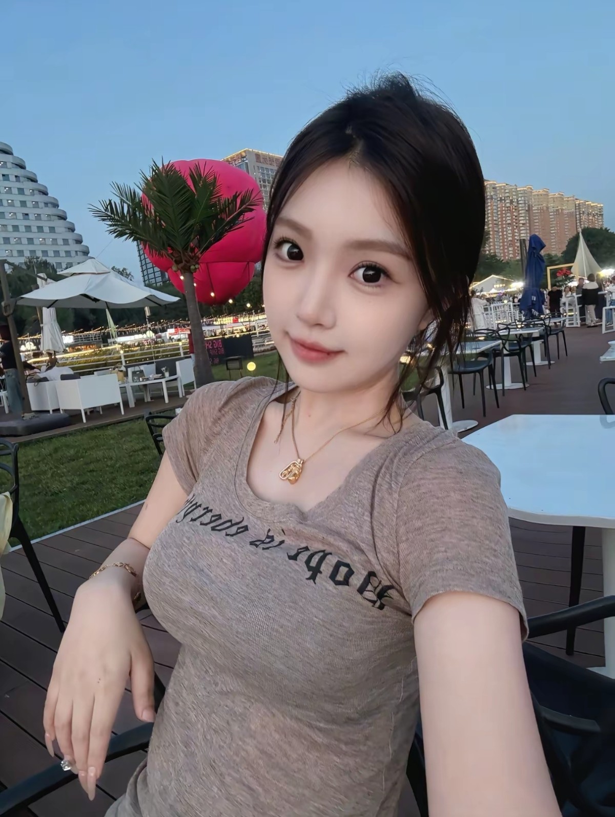纯欲美女共享！绝对不吃独食
