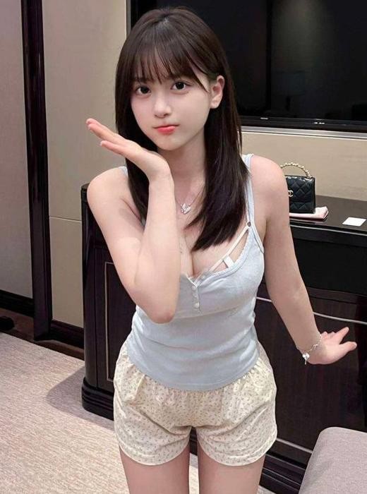 保定要出来的时候故意射在她奶子上