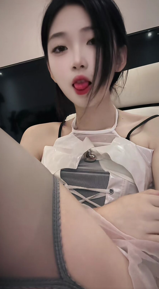 成都幺妹各种丝袜诱惑受不鸟