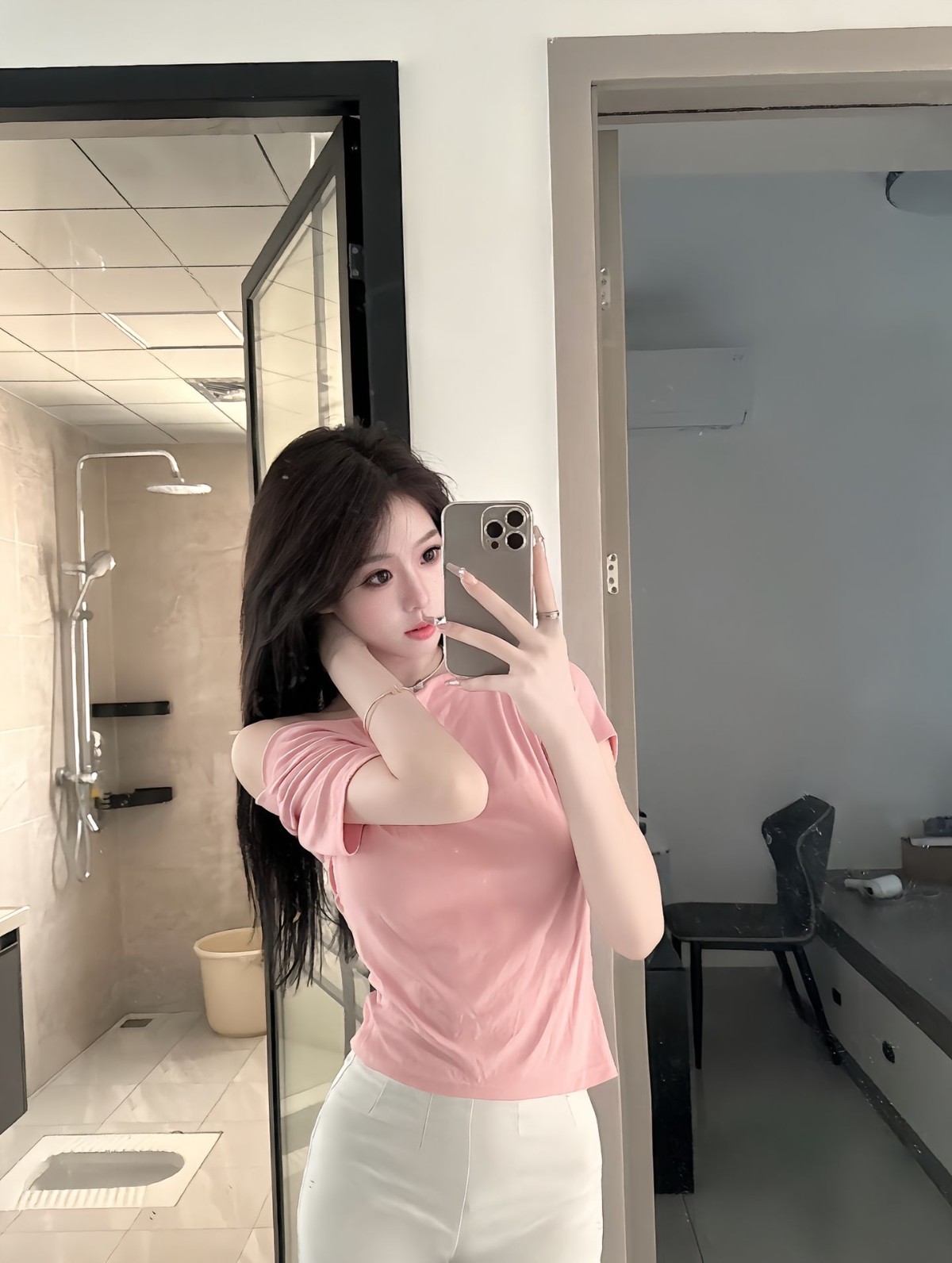 漂亮妞粉蝴蝶