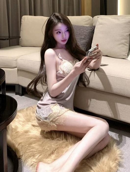 武汉粉嫩小妖精主动索吻
