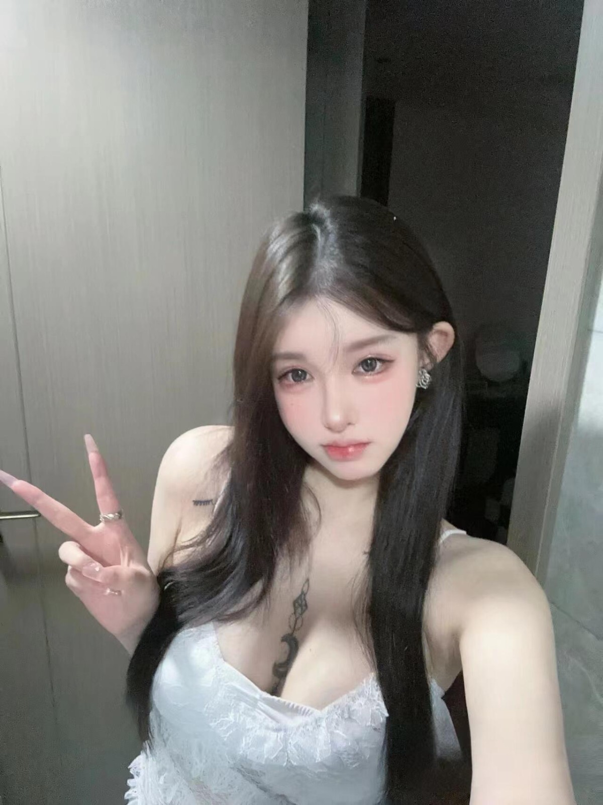西湖区狂干性感乳妹爽记